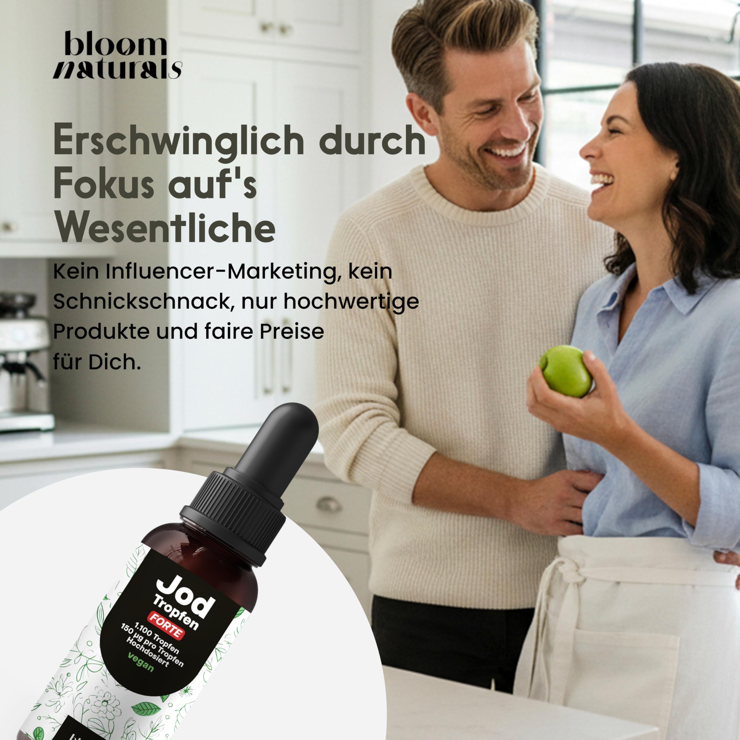 Paar in Küche. Flasche mit Pipette. Text: Erschwinglich durch Fokus auf's Wesentliche. Logo: Bloom Naturals. Produkt: Jod Tropfen FORTE.
