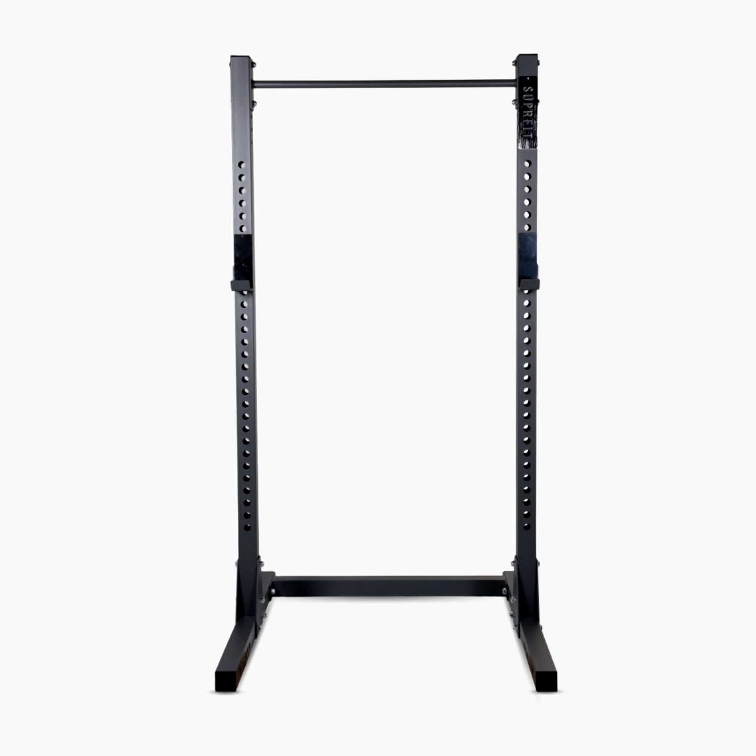Schwarzes Suprfit Rutilo Half Rack. Stahlkonstruktion mit horizontaler Stange und Lochungen zur Höhenverstellung. Marke sichtbar.