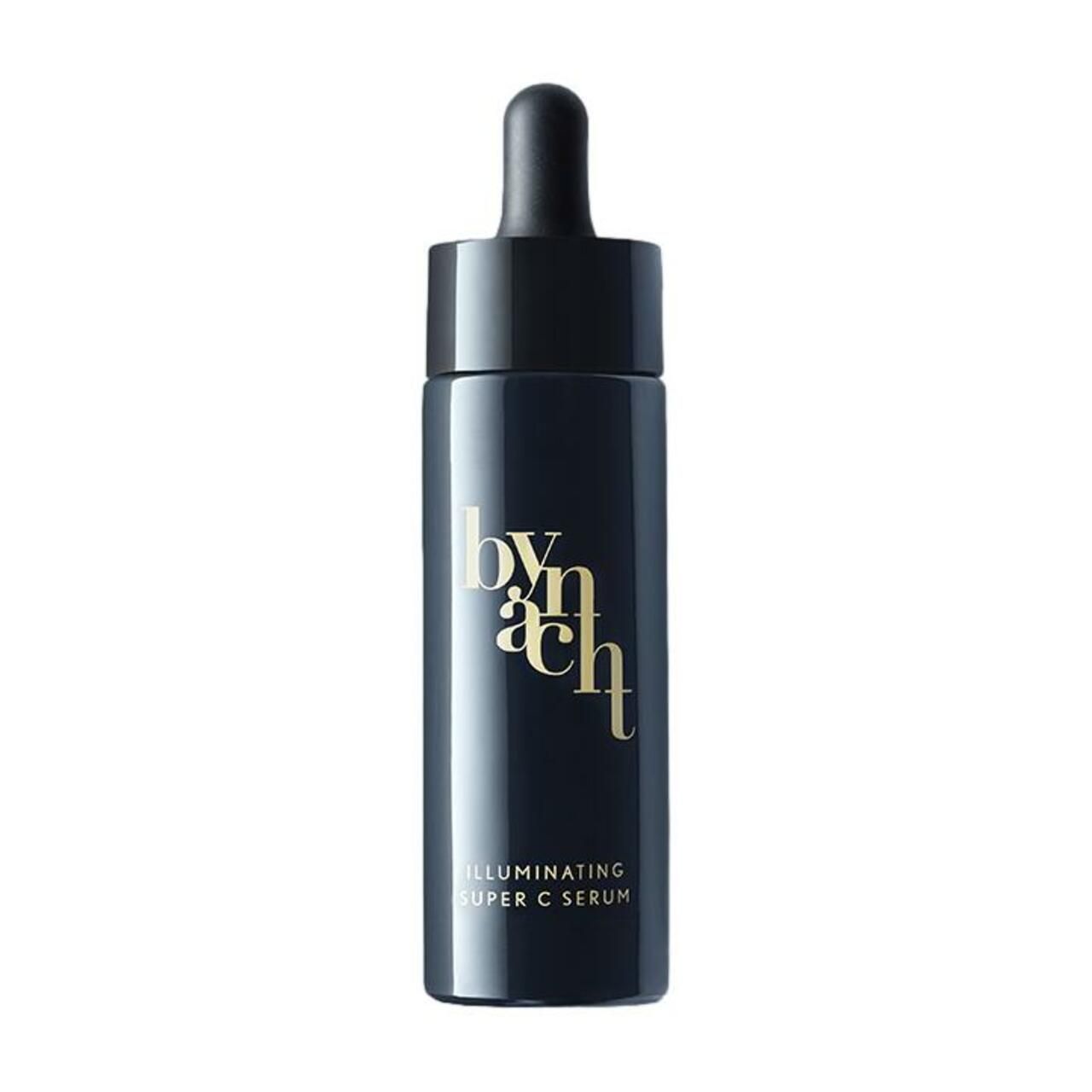 Dunkelblaue Flasche mit schwarzem Deckel und Pipette. Goldfarbener Schriftzug Bynacht und Produktbezeichnung "Illuminating Super C Serum".