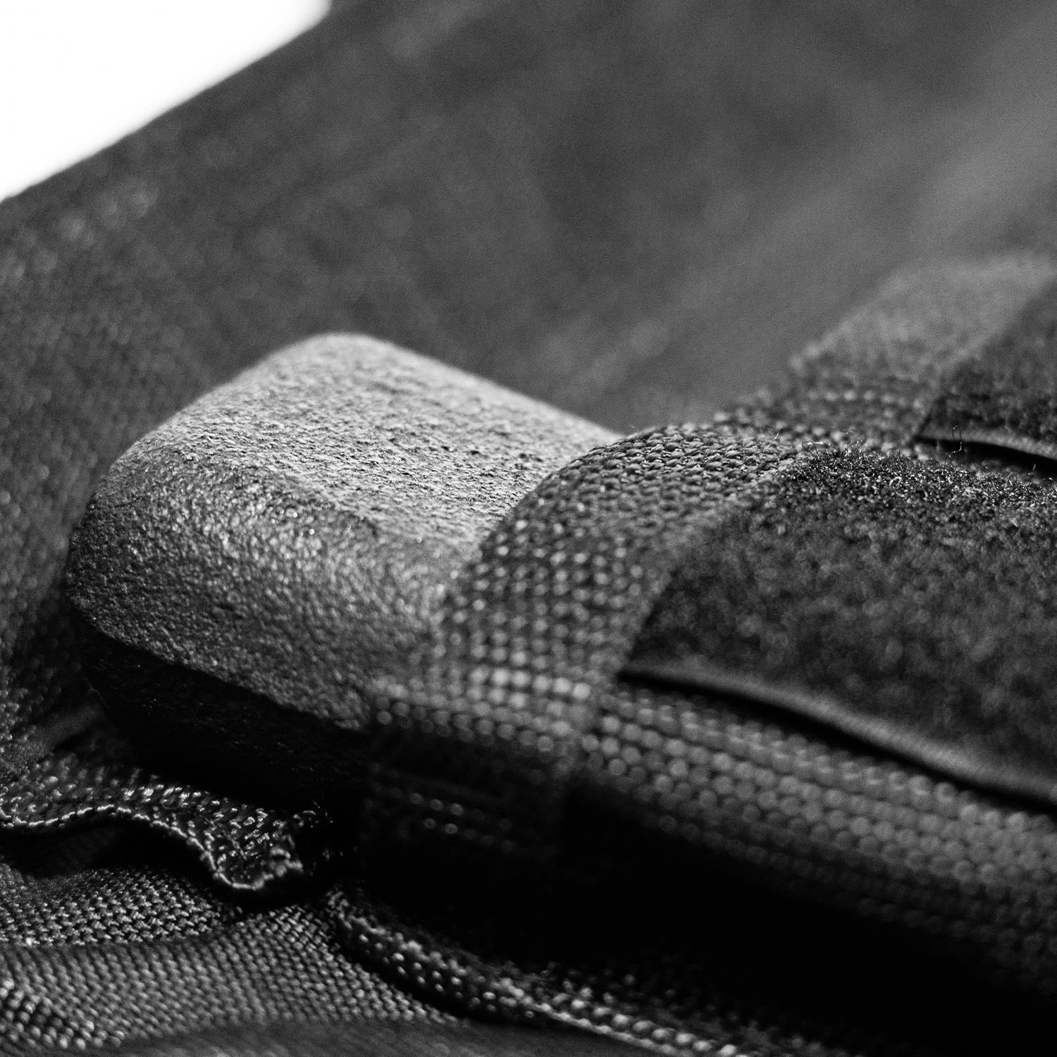 Nahaufnahme eines Teils der schwarzen Gewichtsweste. Klettverschluss und Materialdetails.
