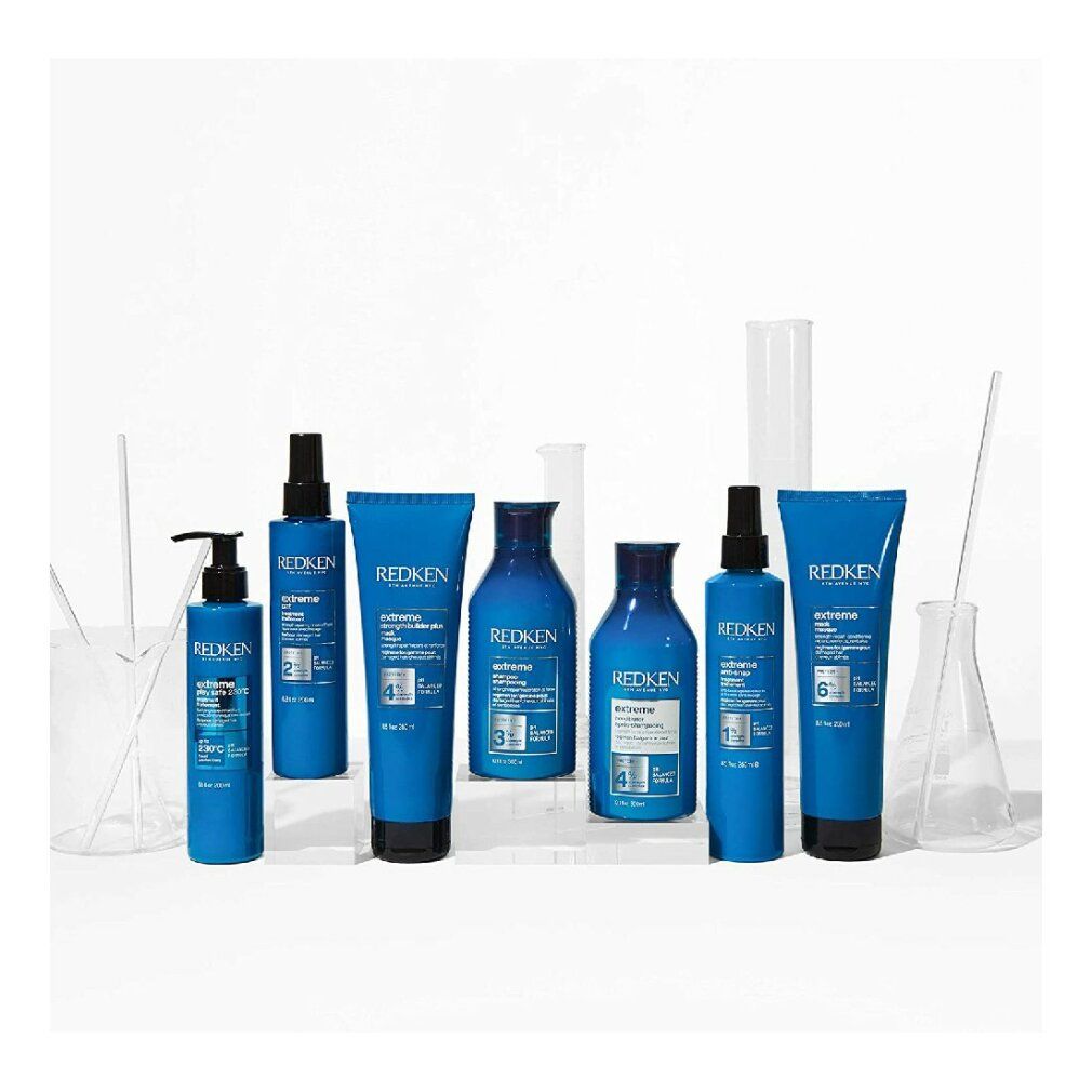 Verschiedene blaue Flaschen und Tuben. Aufschrift: Redken, extreme. Produkte stehen vor weißem Hintergrund.