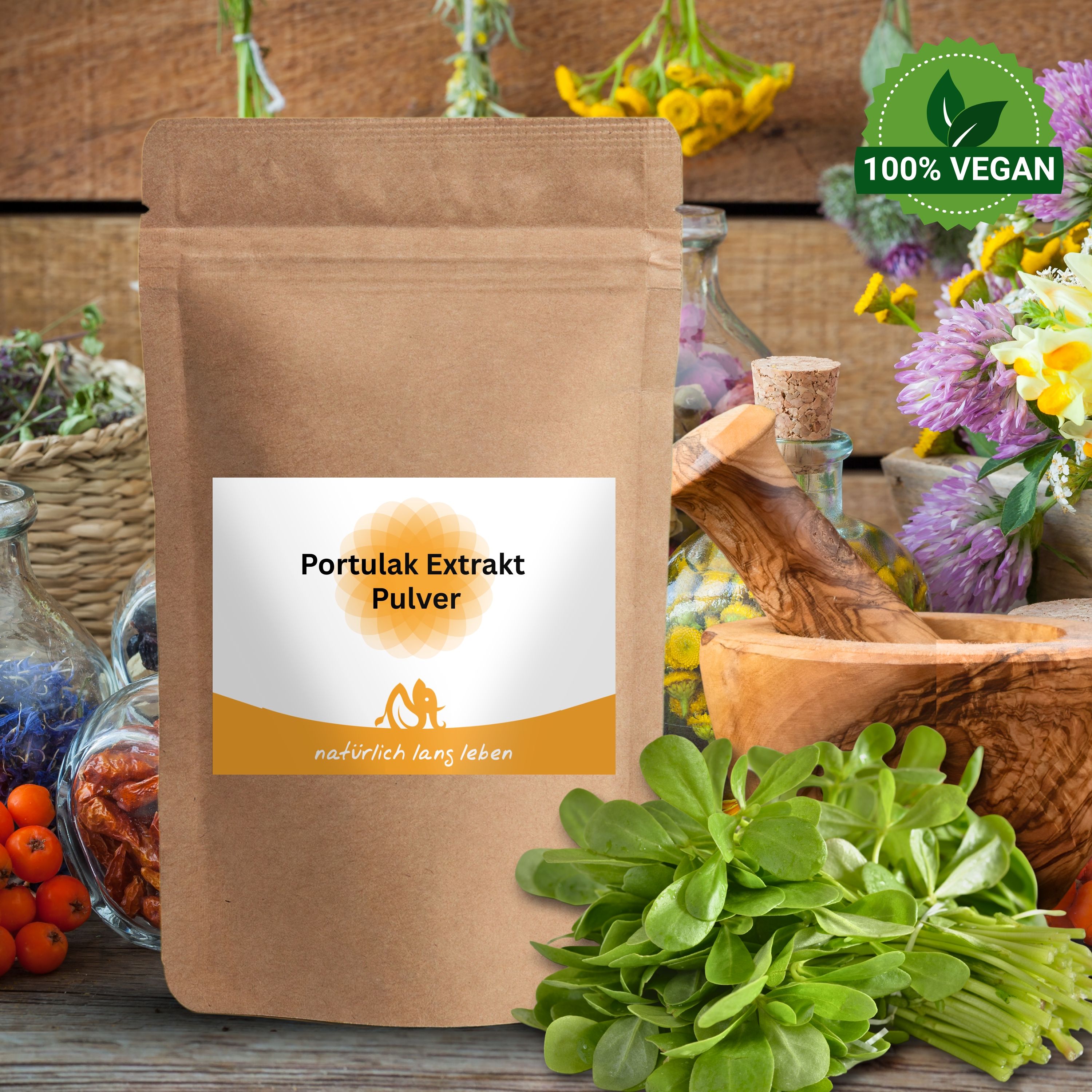 Brauner Beutel mit weißem Etikett, 'Portulak Extrakt Pulver'. 100% Vegan-Siegel. Kräuter und Mörser im Hintergrund.