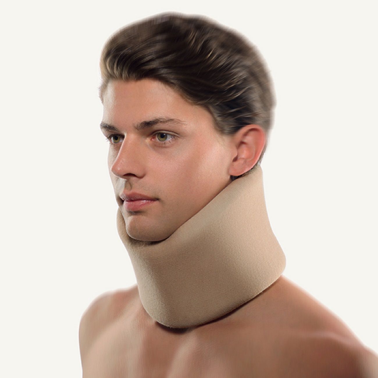 Beigefarbene Halskrause um den Hals einer Person. Das Produkt ist aus weichem Material gefertigt.