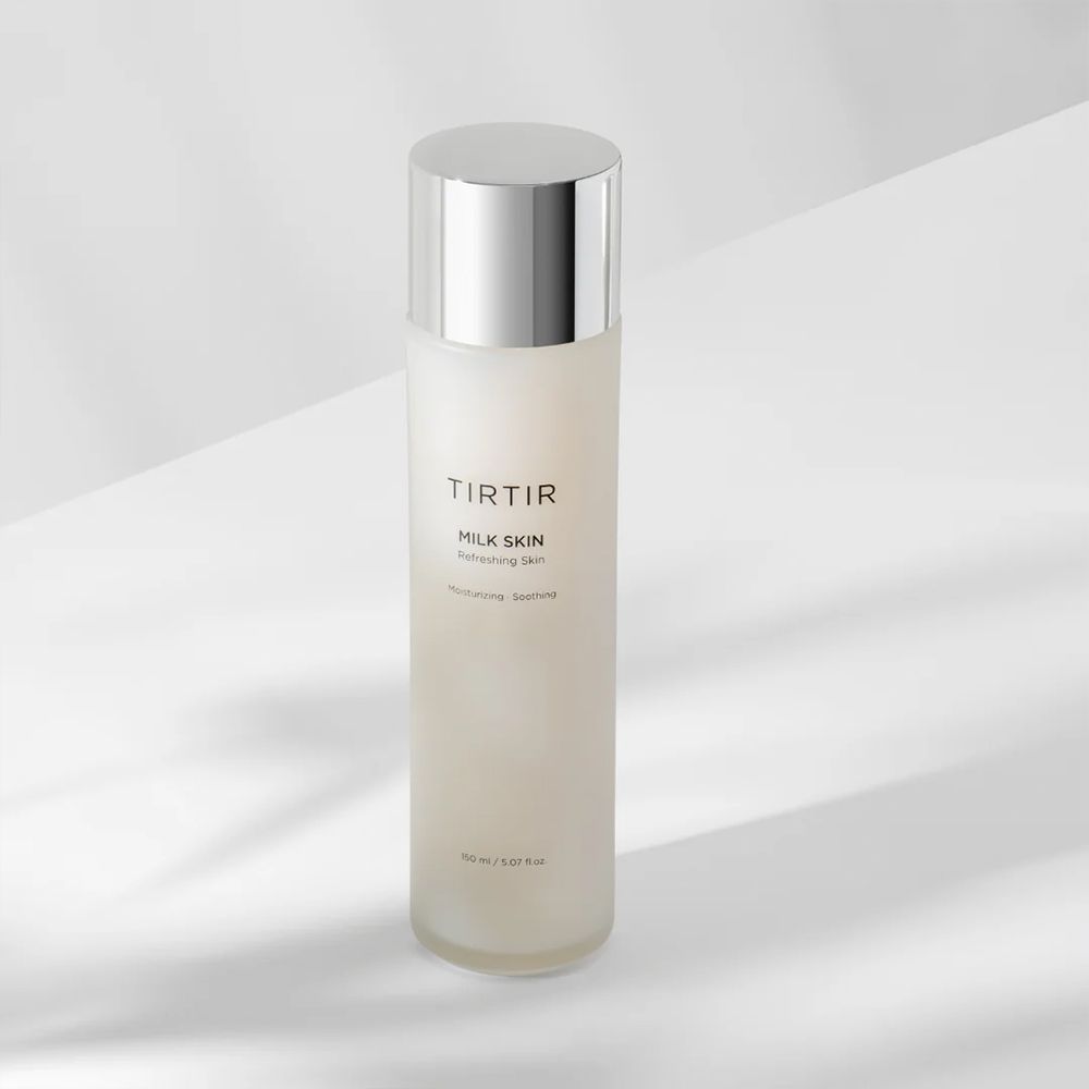 TIRTIR Milk Skin Toner. Weiße, zylindrische Flasche mit silbernem Deckel. Aufschrift: Milk Skin Toner. Aufschrift: 150 ml / 5.07 fl.oz.