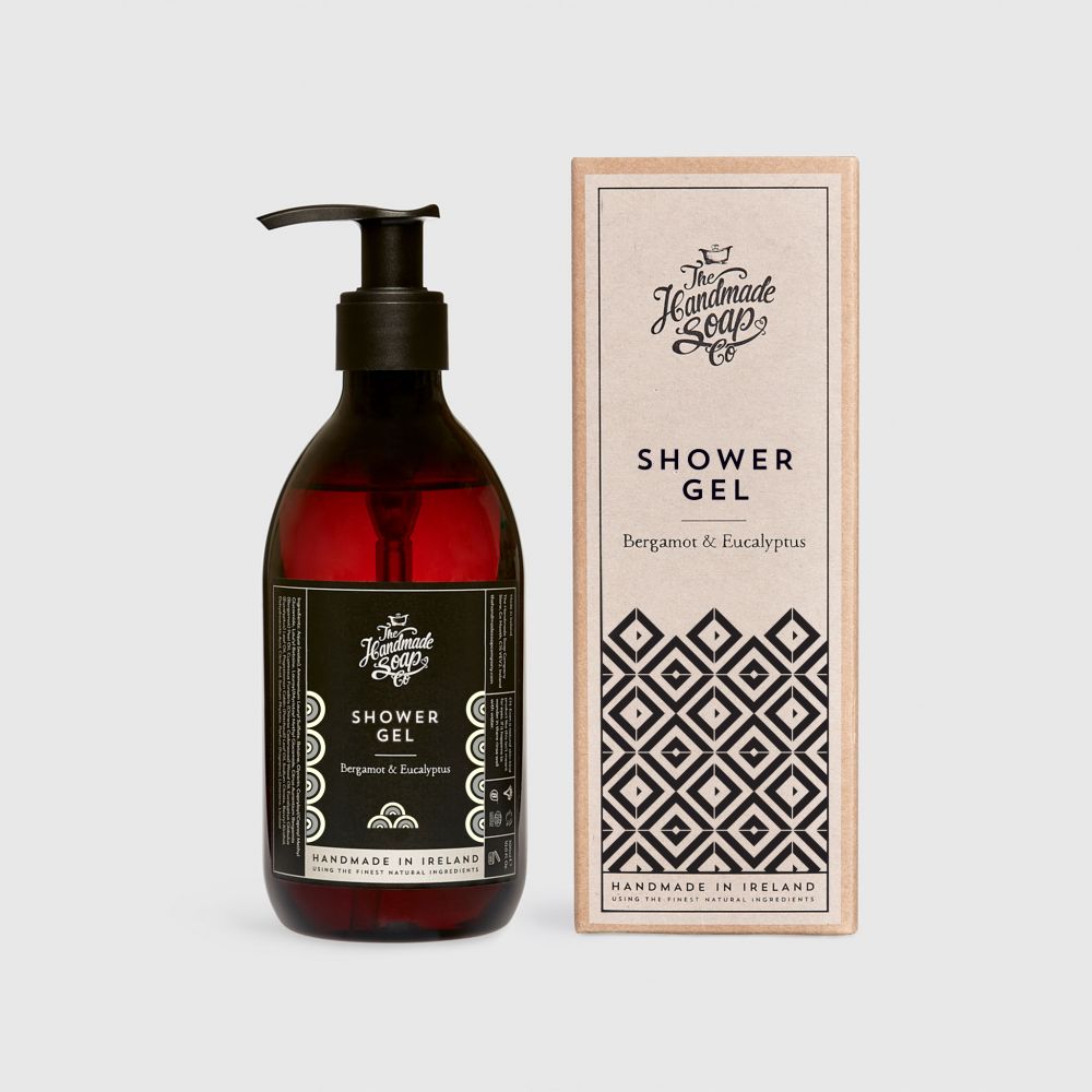 Braune Flasche und Karton mit Aufschrift "Shower Gel". Text: Bergamotte & Eukalyptus. Hergestellt in Irland.
