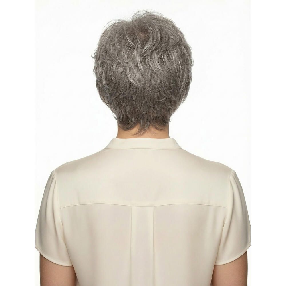 Graue Kurzhaarperücke. Rückansicht einer Frau mit Perücke. Helles Oberteil. Weißer Hintergrund.