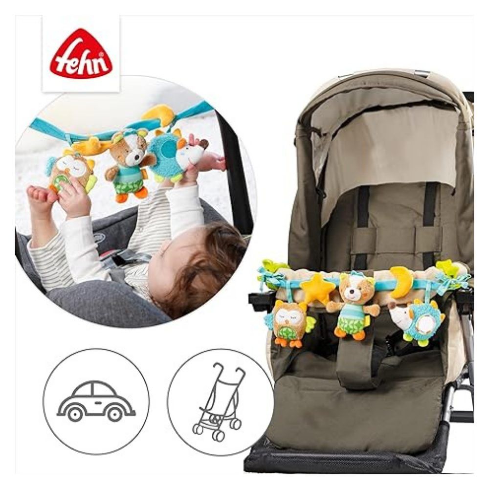 Kinderwagenkette mit Stofftieren. Baby im Kinderwagen. Marke 'fehn' sichtbar. Illustrationen von Auto und Kinderwagen.