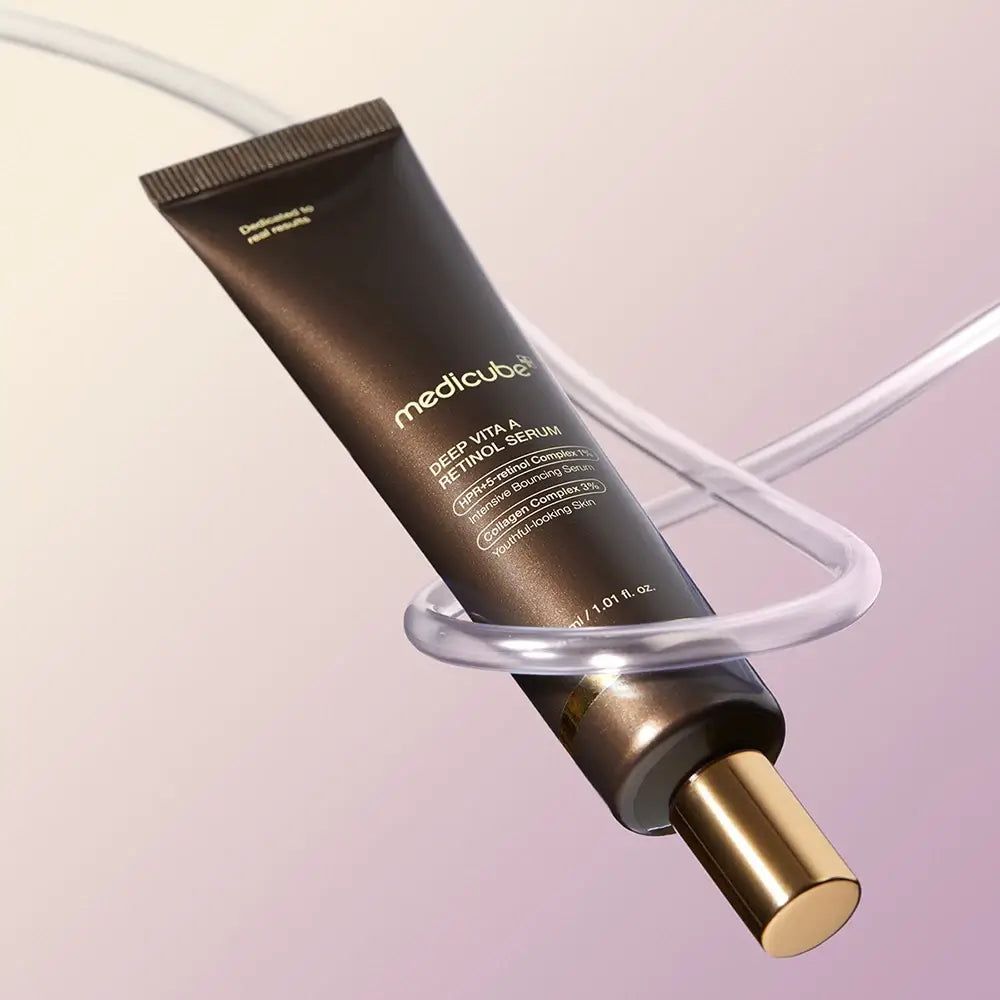 Braune Tube, umgeben von einer transparenten Form. Produktname: Medicube Deep Vita A Retinol Serum.