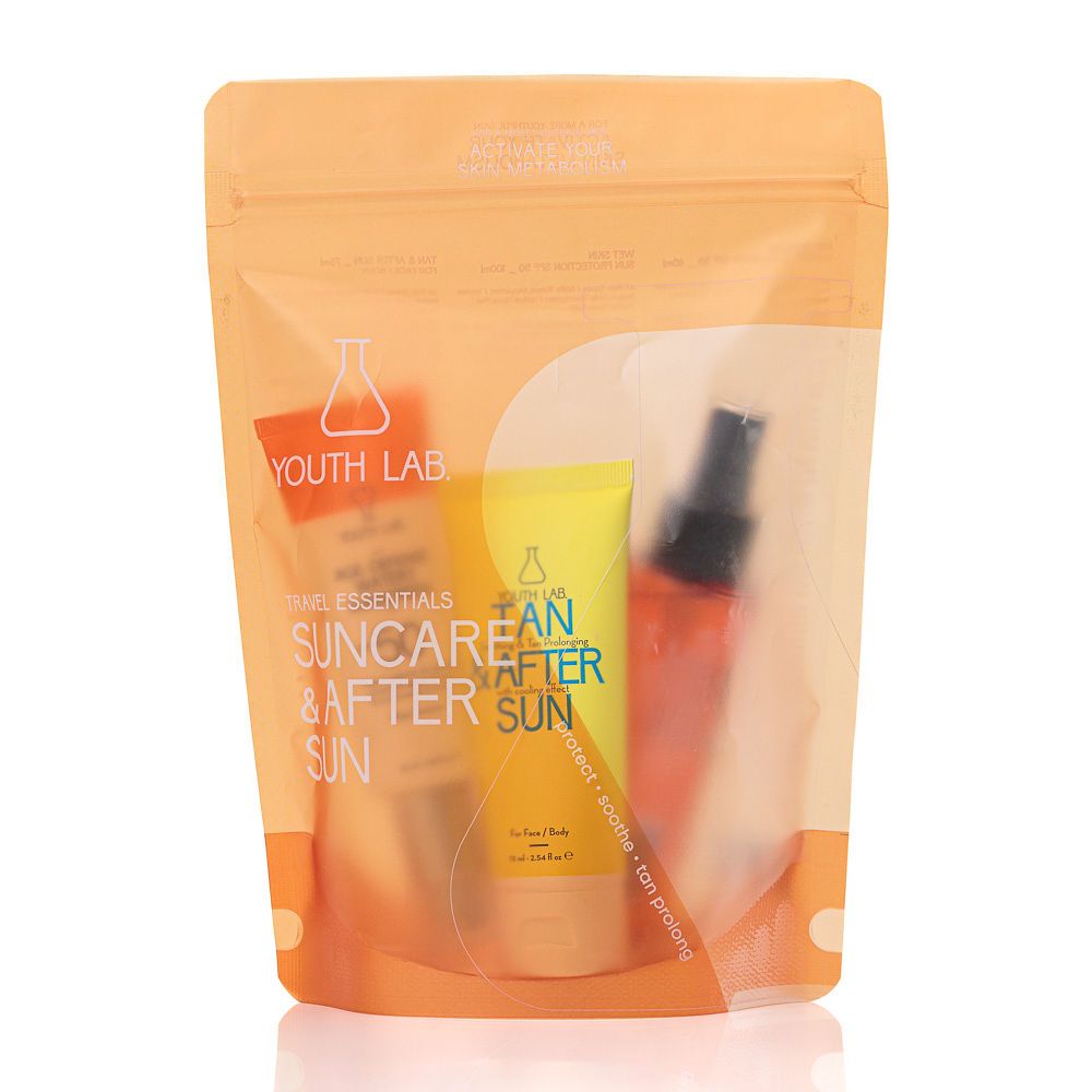 Transparente Tasche mit drei Sonnenpflegeprodukten. Aufdruck: YOUTH LAB, Suncare & After Sun. Gelbe und orangefarbene Tuben und Sprühflasche.