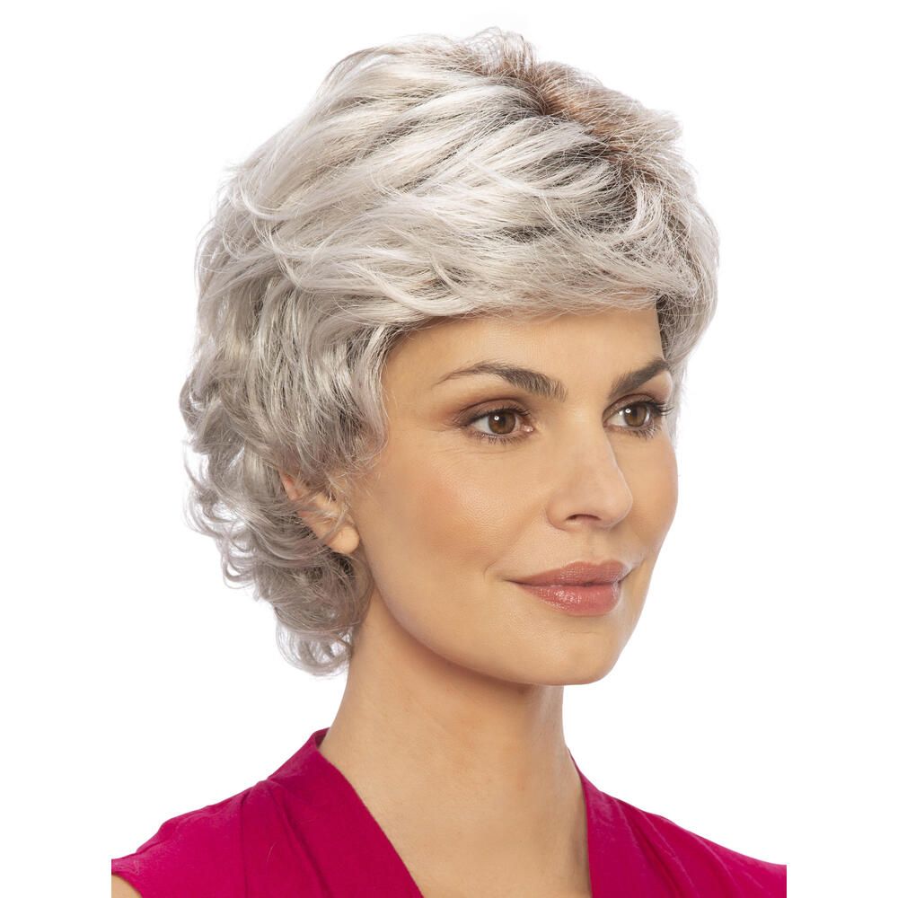 Nahaufnahme einer Frau mit grauer, gewellter Perücke. Der Ansatz ist dunkelbraun. Die Perücke bedeckt den Kopf.