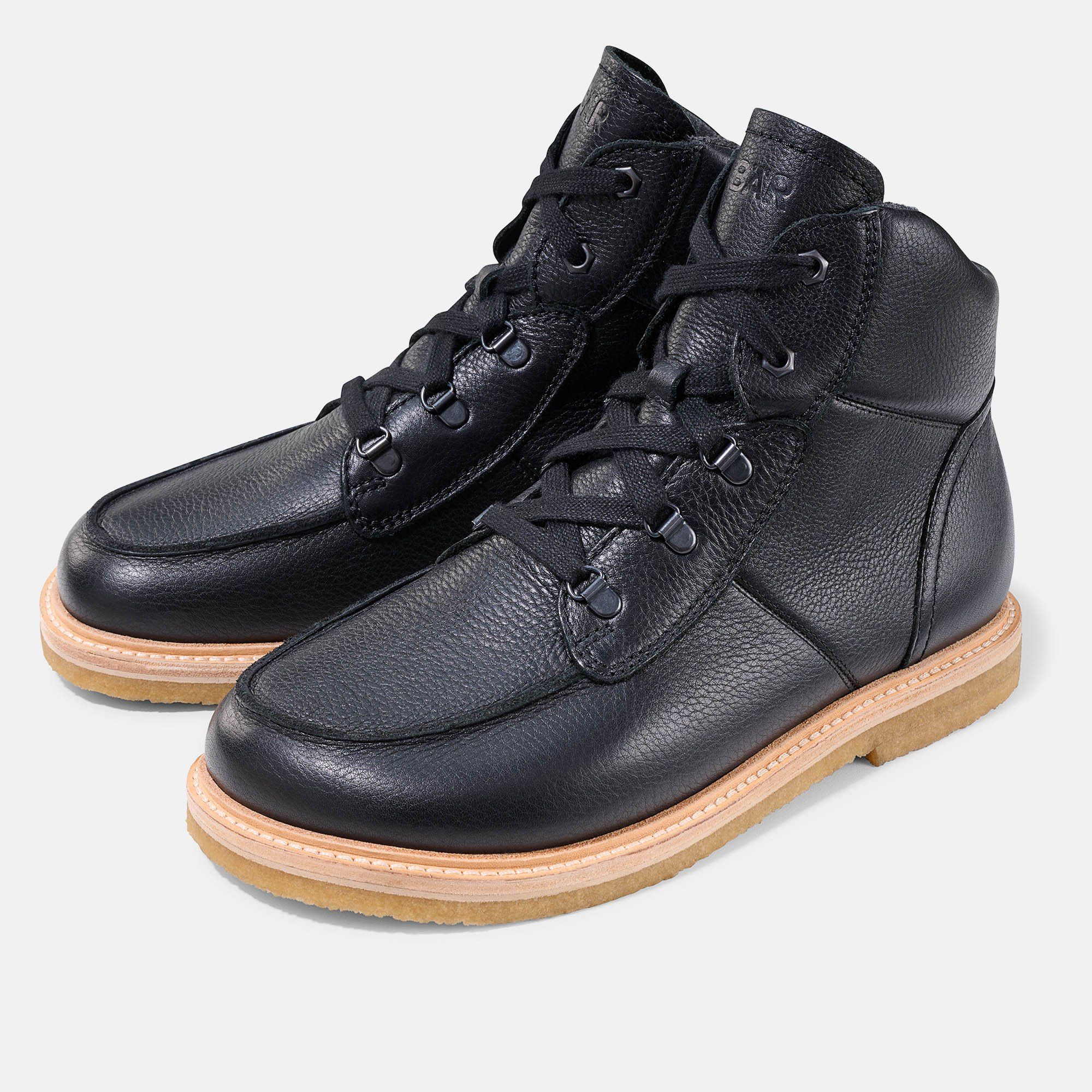 Schwarze Stiefeletten mit Schnürung und heller Sohle. Lederoptik. Zwei Schuhe nebeneinander, leicht schräg.