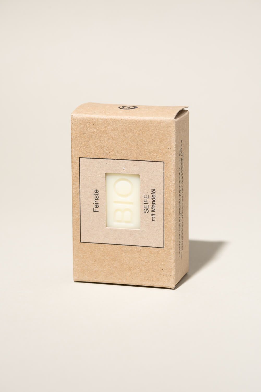 Kartonverpackung mit Sichtfenster. Darin ein Stück Seife mit der Aufschrift "BIO SEIFE mit Mandelöl".