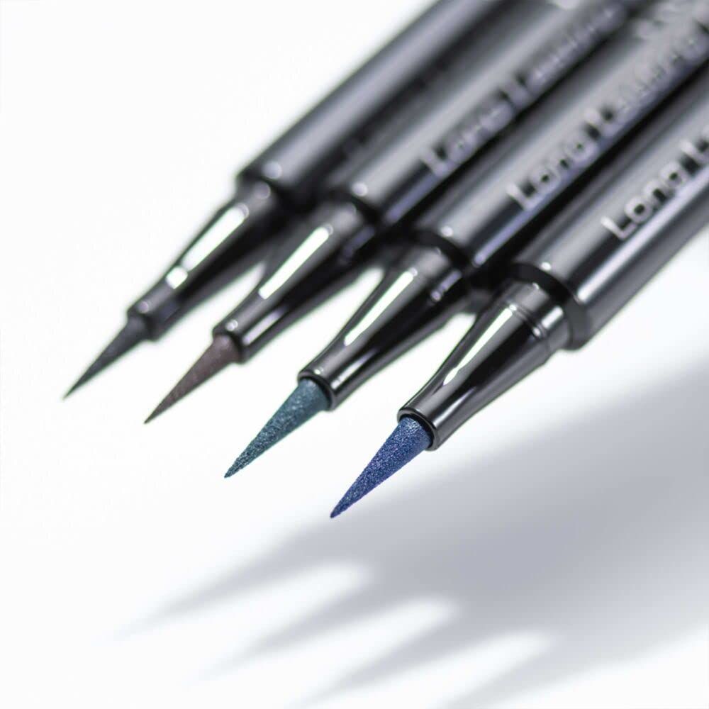 Vier flüssige Eyeliner mit unterschiedlichen Spitzenfarben. Aufschrift: Long Lasting Liquid Liner.