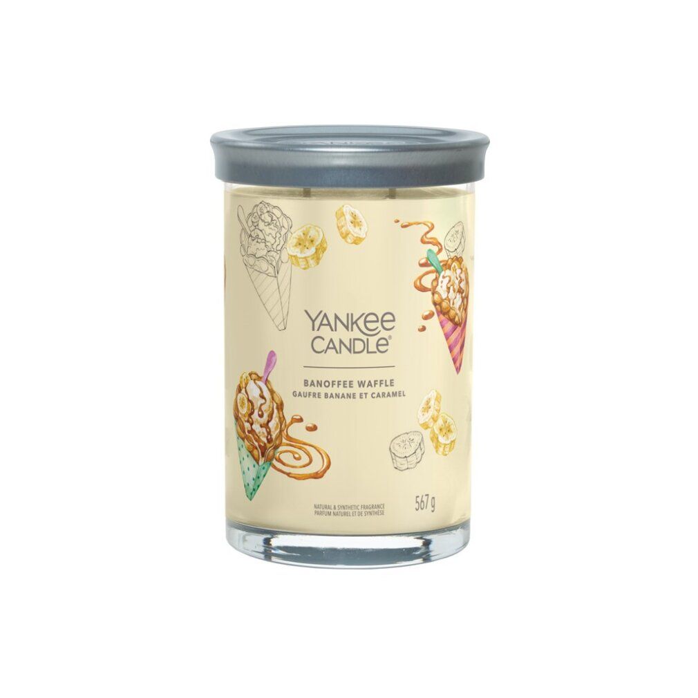 Zylinderförmige Kerze mit Deckel. Aufschrift: Yankee Candle, Banoffee Waffle. Illustrationen von Eiswaffeln und Bananen.
