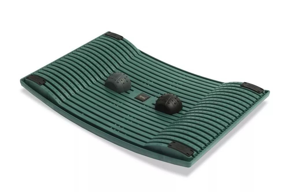 Grünes Balance Board mit geriffelter Oberfläche und zwei schwarzen Kugeln. Ergonomisches Design.