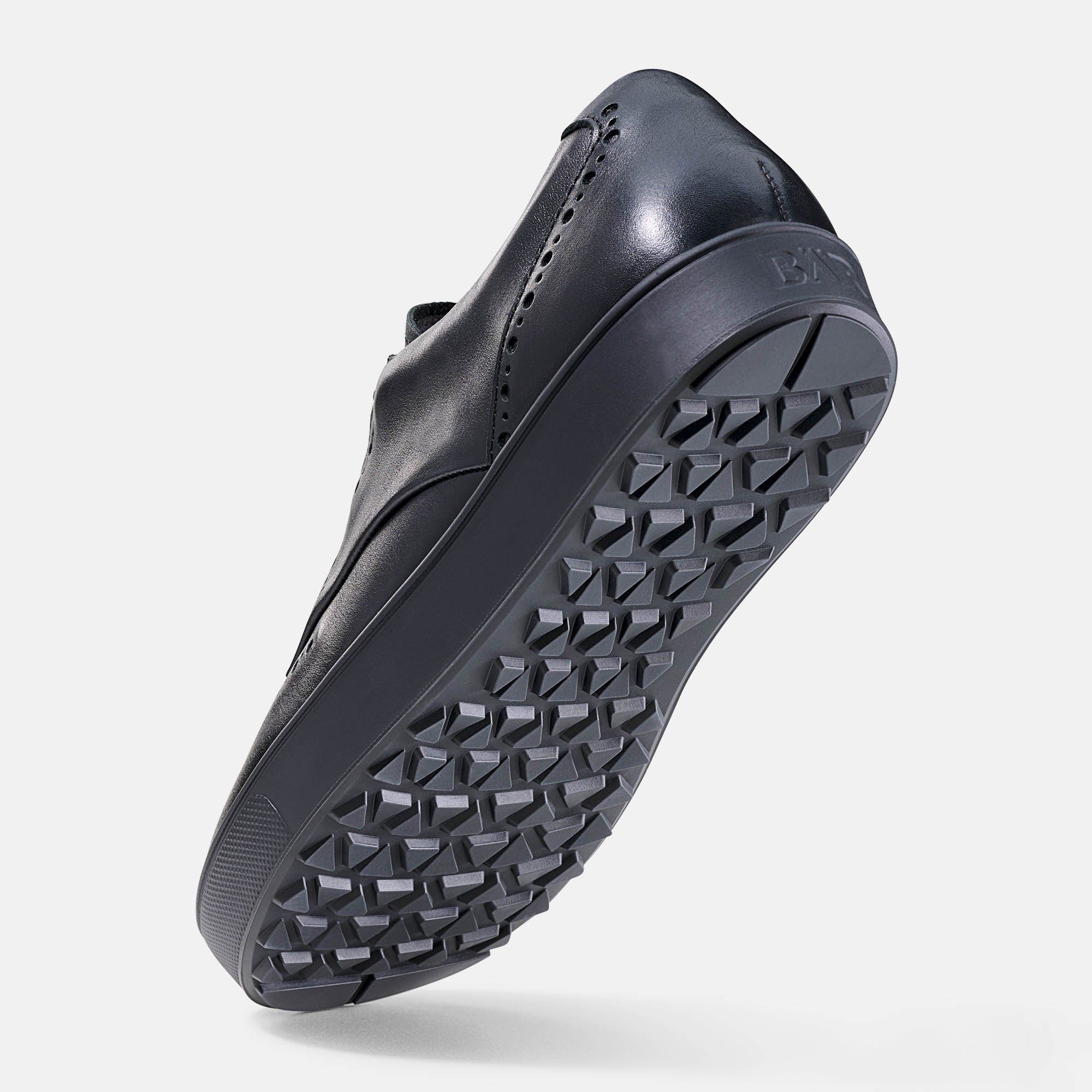 Schwarzer Herren-Schnürschuh mit Lochmuster. Breit. Schuh von unten, Sohle mit Profil.