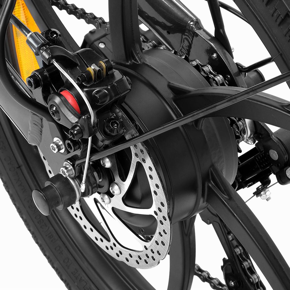 Nahaufnahme der hinteren Bremsscheibe und des Bremssattels. Schwarze Komponenten. Rote Akzente.