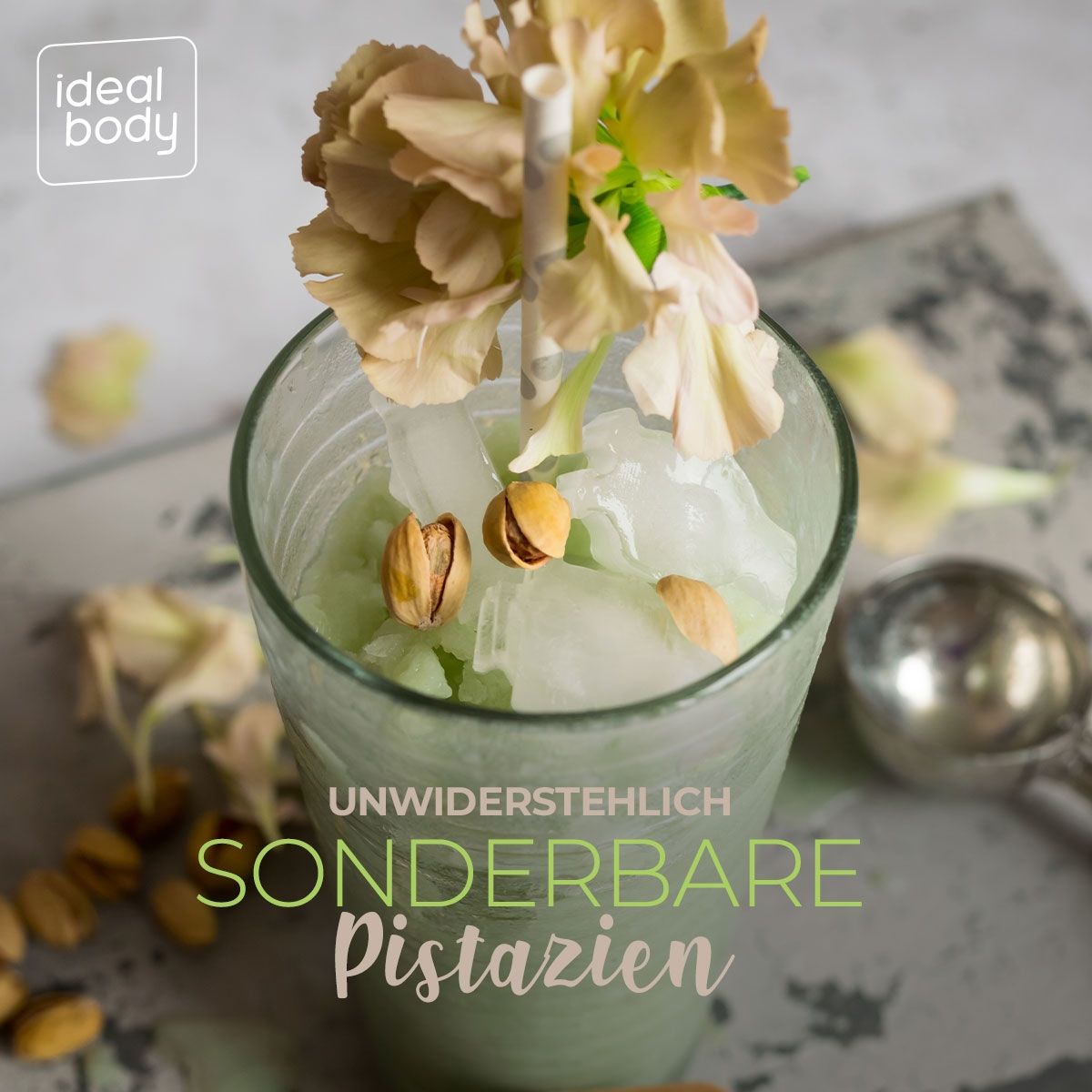 Glas mit grünem Shake, Eiswürfeln, Pistazien und Blume. Löffel daneben. Text: "Unwiderstehlich Sonderbare Pistazien". Logo: "Ideal Body".