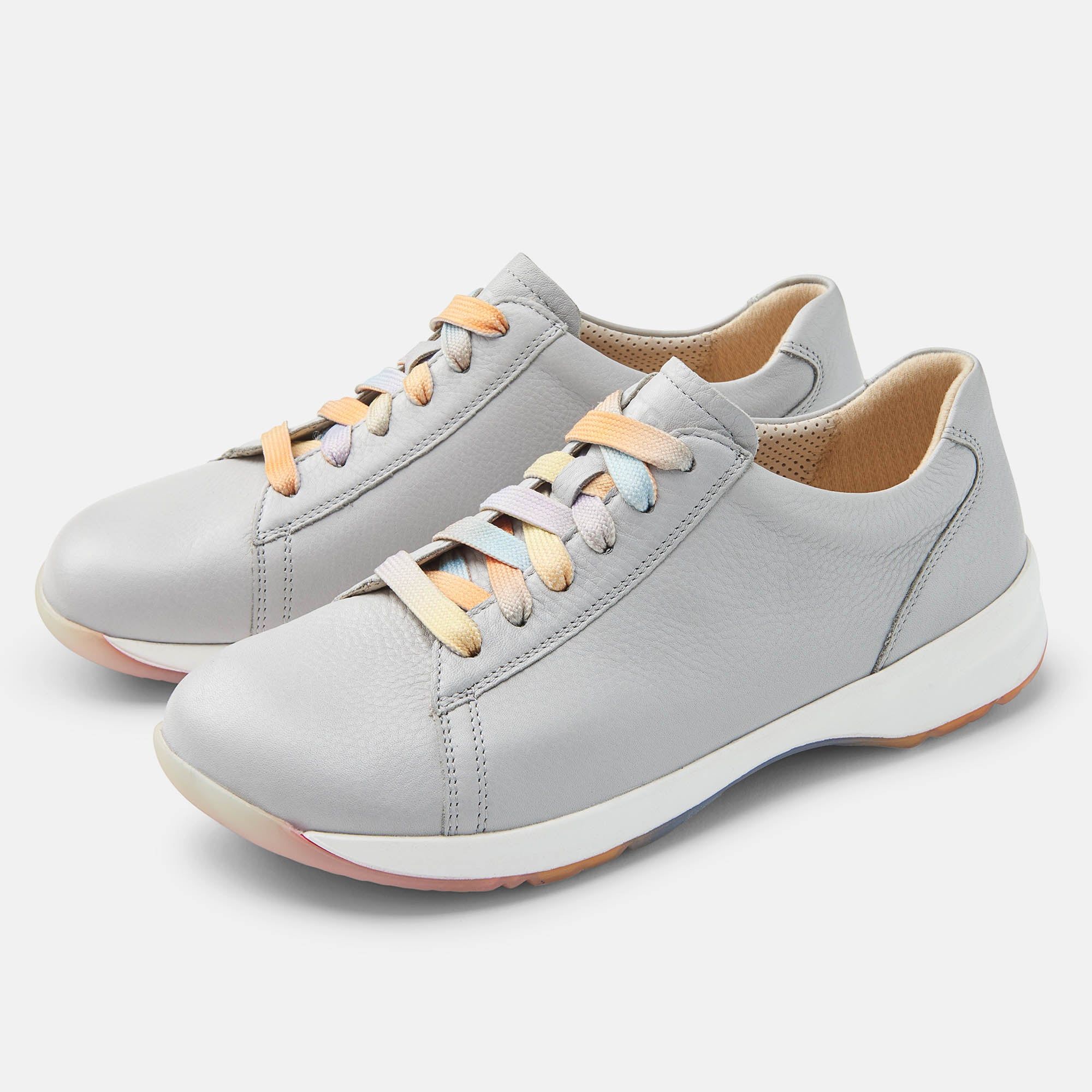 Graue Schnürschuhe mit bunten Schnürsenkeln. Weiße Sohle mit farbigen Akzenten. Lederoptik.