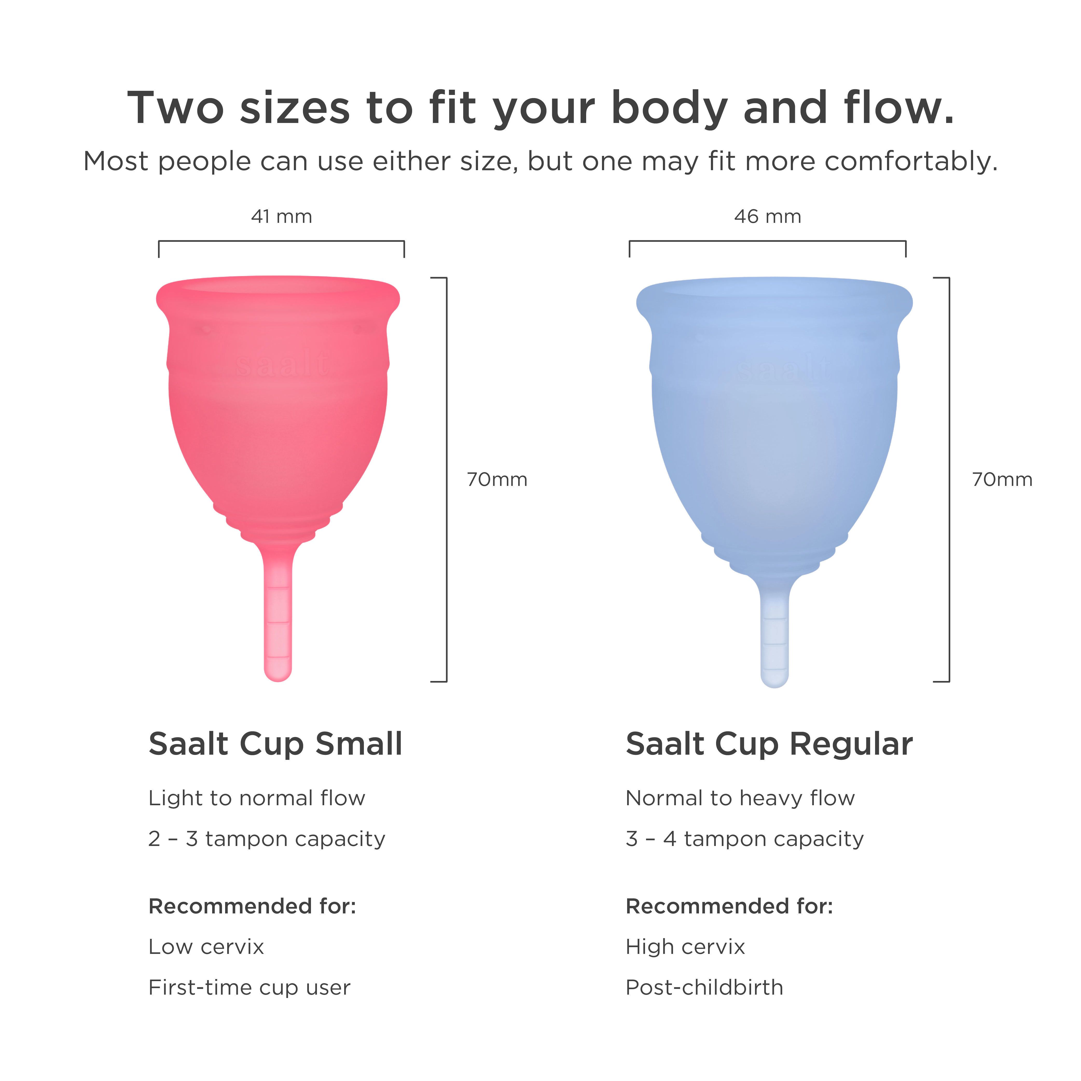 Zwei Menstruationsbecher, rot und blau, mit Größenangaben. Text: Saalt Cup Small und Regular.