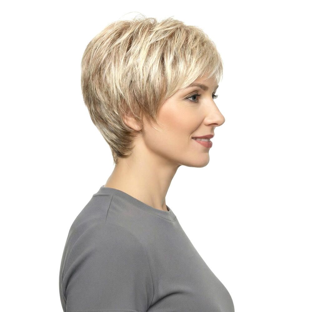 Kurzhaarperücke, blond, Seitenansicht einer Frau. Haarschnitt mit Pony. Frau trägt graues T-Shirt.