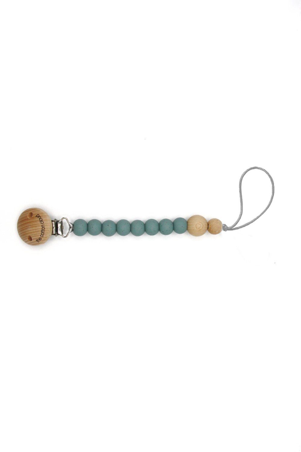 Schnullerkette mit Holzclip und Jade-farbenen Perlen. Mit Holzperlen und grauer Schnur. Auf weißem Hintergrund.