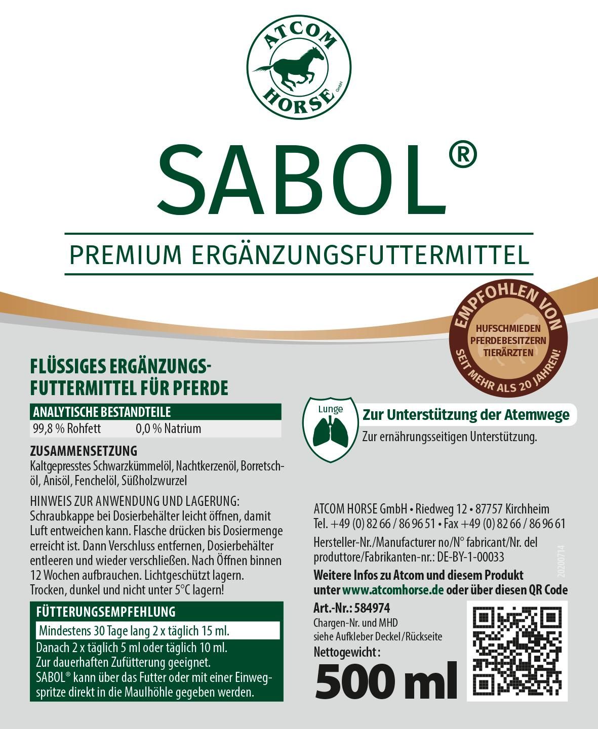 ATCOM SABOL, Etikett mit Text und Logo. Ergänzungsfuttermittel für Pferde. Empfohlen von Tierärzten. 500 ml.
