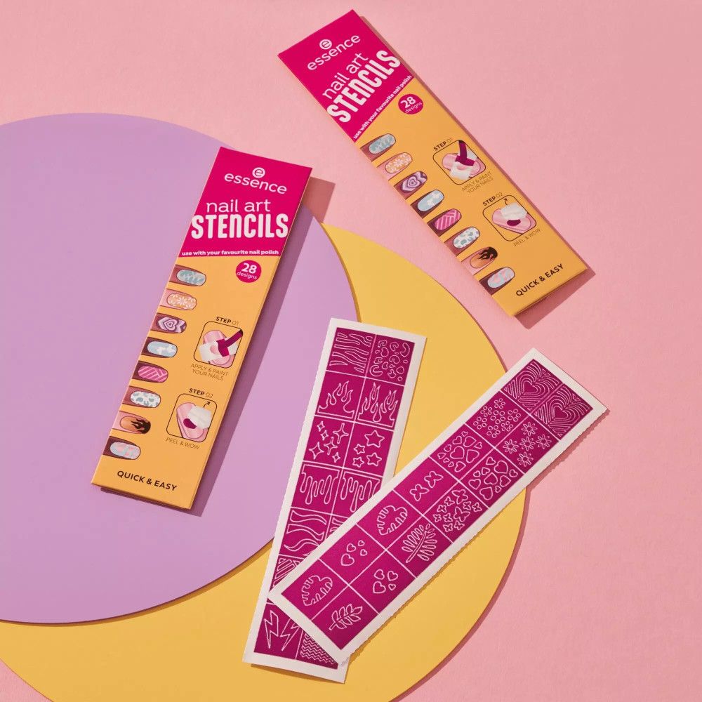 Drei Essence Nagelkunst Schablonen-Verpackungen und Schablonen auf farbigem Hintergrund. Produktname und Designbeispiele sichtbar.