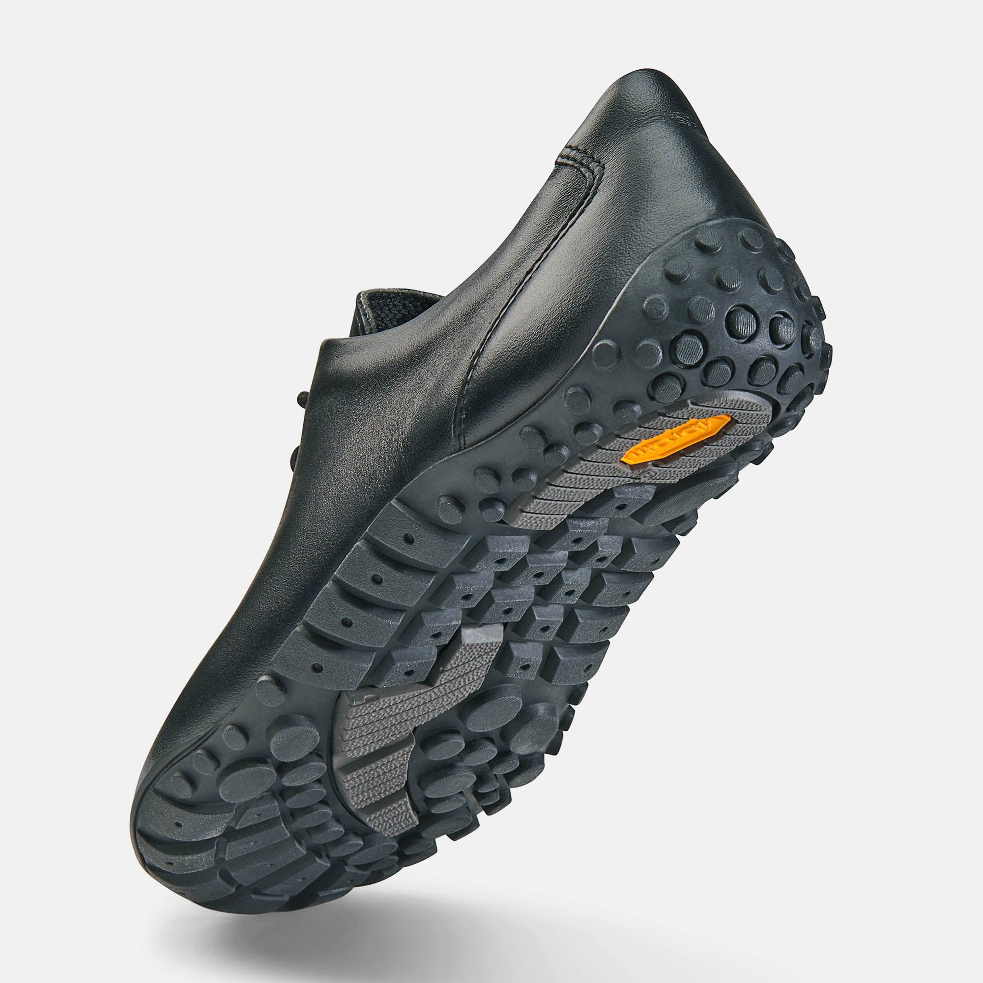 Schwarzer Schnürschuh, Sohlenansicht. Profilierte Sohle mit gelbem Detail.