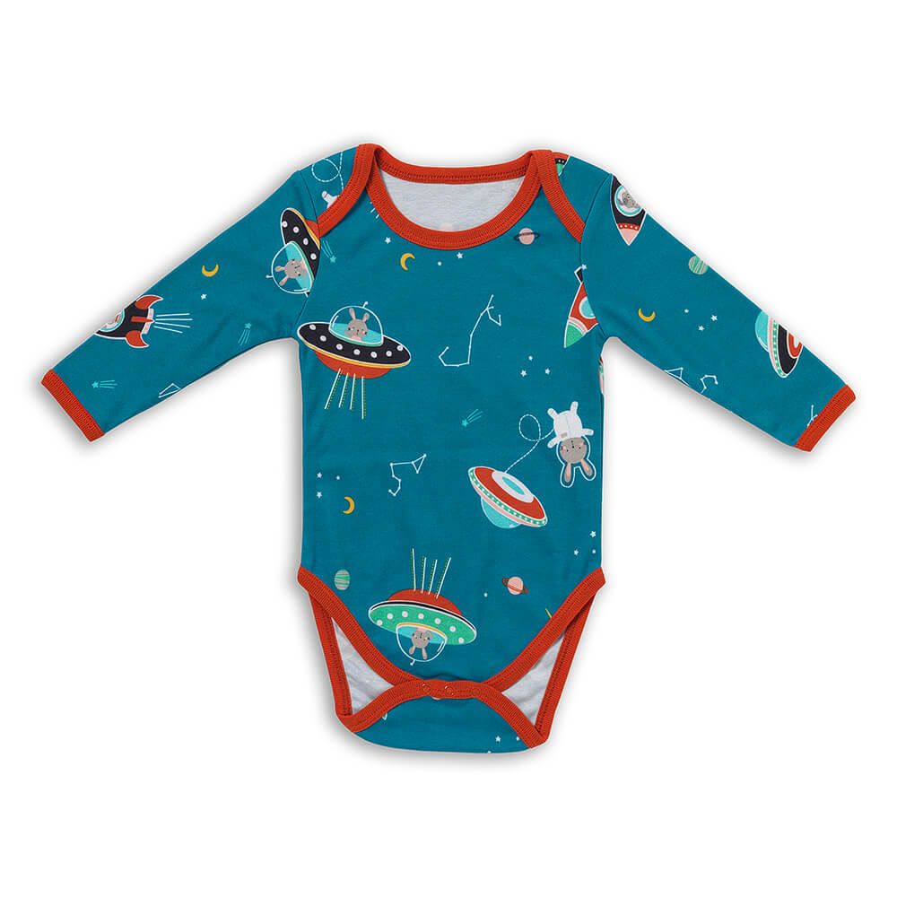 Türkisfarbener Baby-Body mit langen Ärmeln und Weltraum-Motiv. Roter Kragen und Ärmel. Baumwolle.