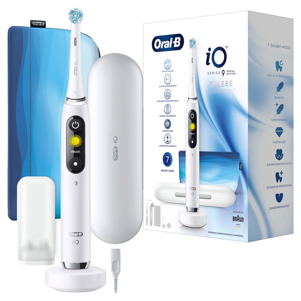 Elektrische Zahnbürste, weiß, mit Ladestation, Reiseetui und Zubehör. Verpackung mit Produktname und Logos.