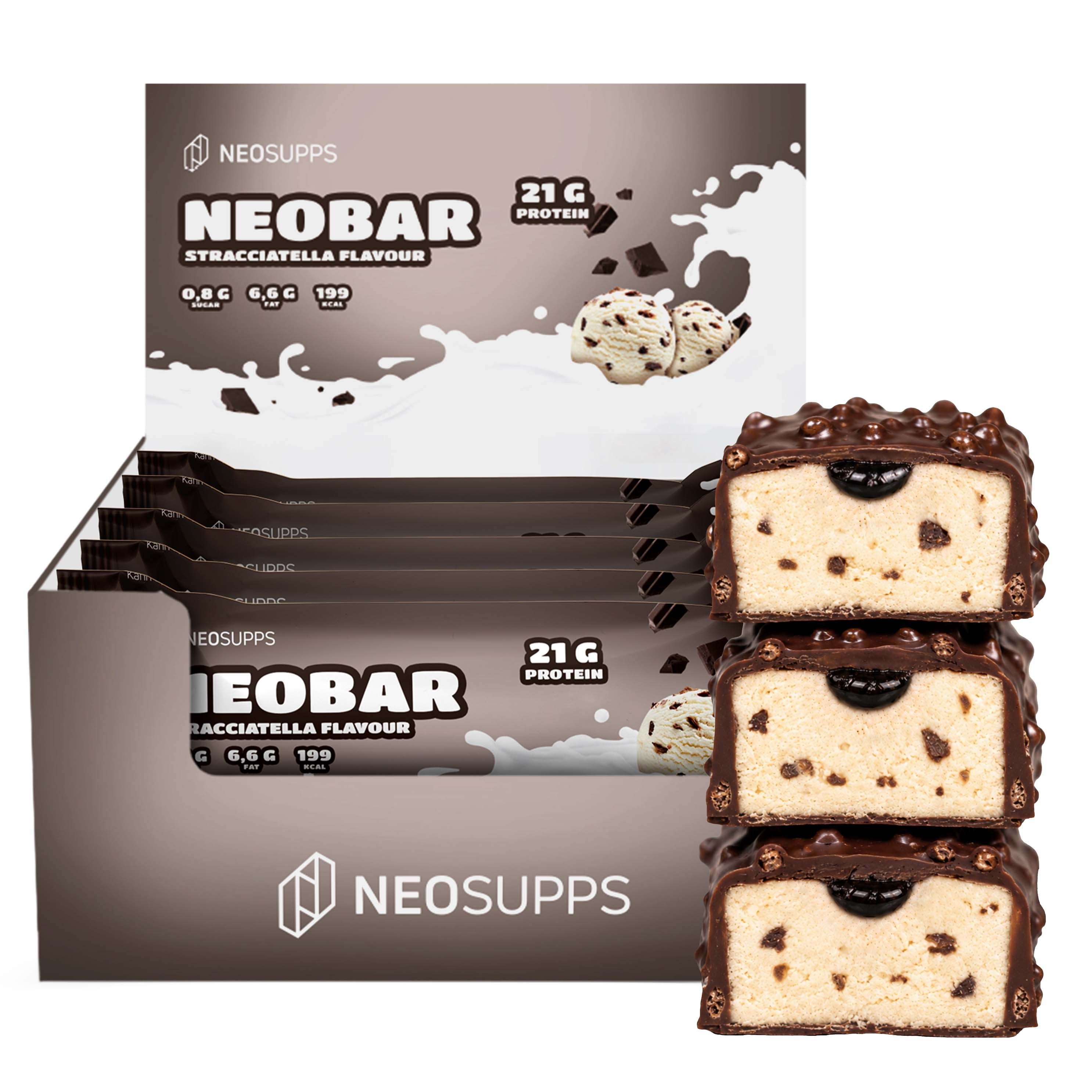 Verpackung von Neosupps NeoBar Stracciatella Proteinriegeln mit gestapelten Riegeln daneben.