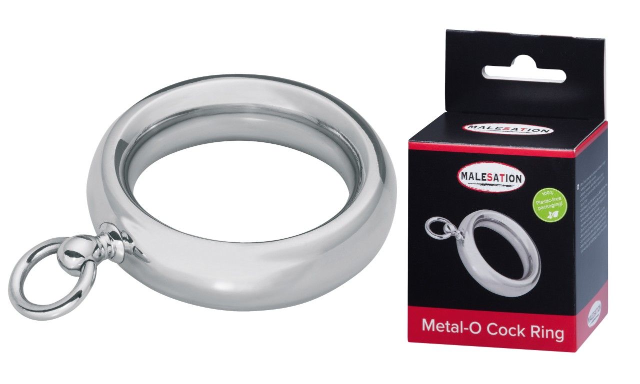 Metall-Ring mit kleinem Ring. Neben der Verpackung. Verpackung mit Produktabbildung und Text: Metal-O Cock Ring.