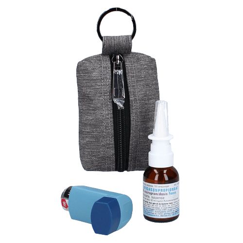 Graue Medikamententasche mit Schlüsselring, geöffnet, zeigt Inhalator und Nasenspray.