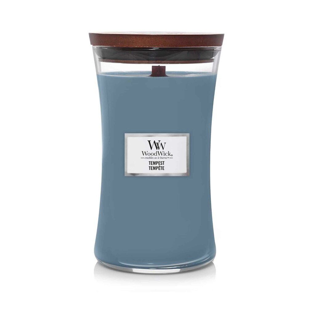 Blaue Kerze im Glasbehälter mit Holzdeckel. Etikett mit "WoodWick Tempest".