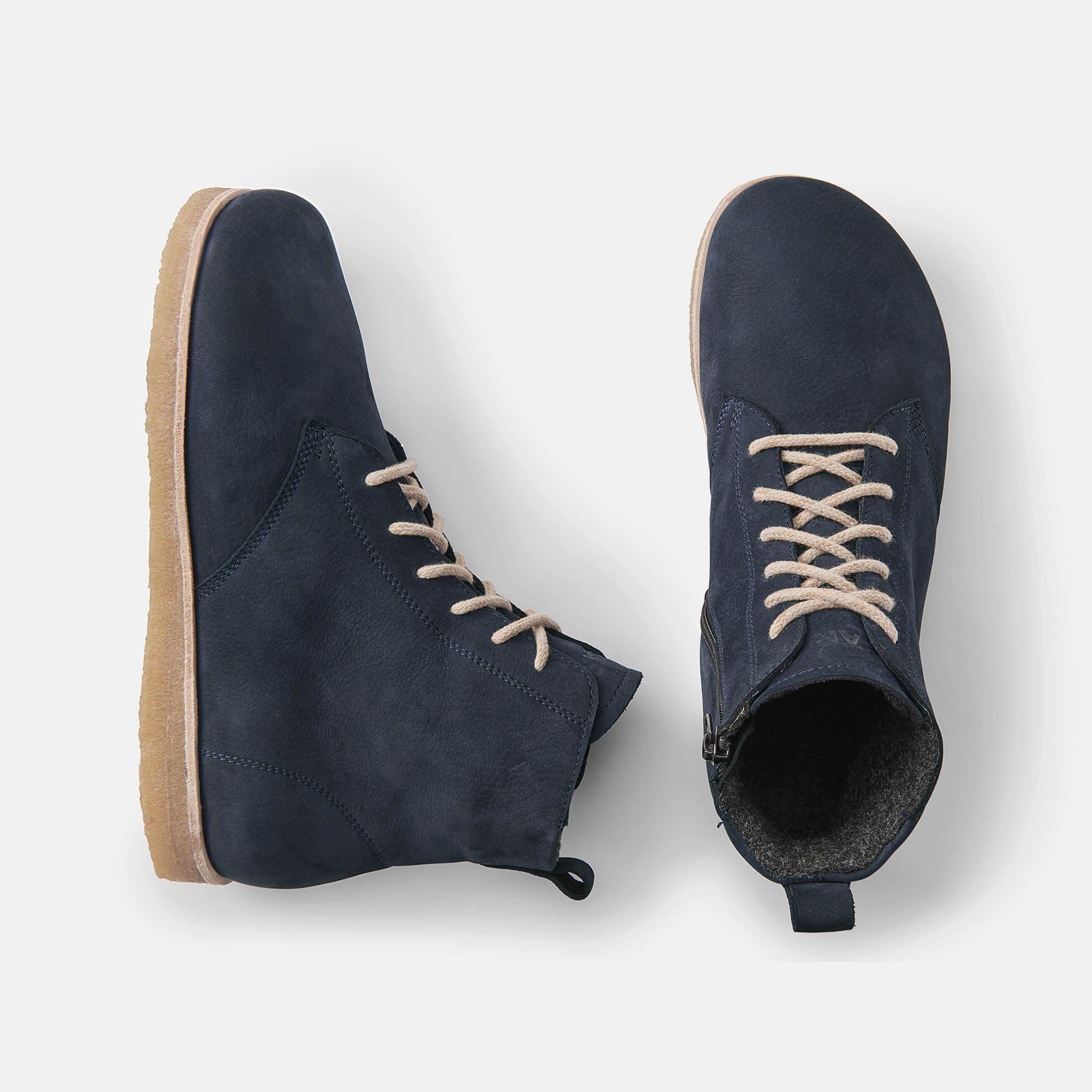 Dunkelblaue Stiefelette mit Schnürsenkeln und beiger Sohle. Seitlicher Reißverschluss. Innenfutter sichtbar. Flache Form.