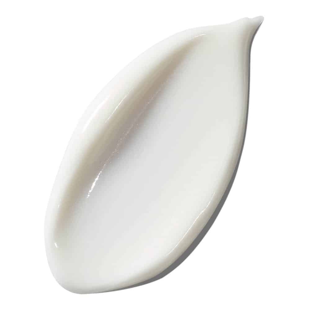 Weißer, cremiger Klecks. Form: oval, mit spitzem Ende. Glatte Oberfläche.
