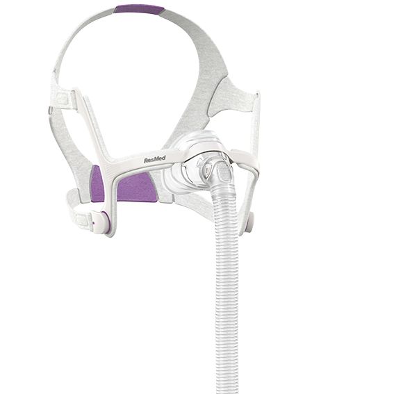Weiße Nasenmaske mit lilafarbenen Akzenten und grauem Kopfteil. Mit flexiblem Schlauch und Verstellriemen.