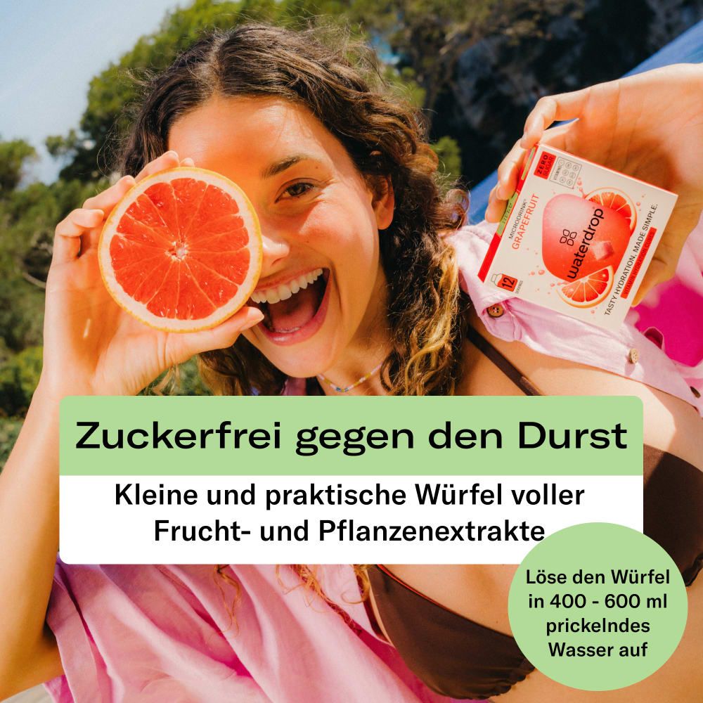 Frau hält Grapefruit und waterdrop® Microdrink Verpackung, zuckerfrei gegen Durst.