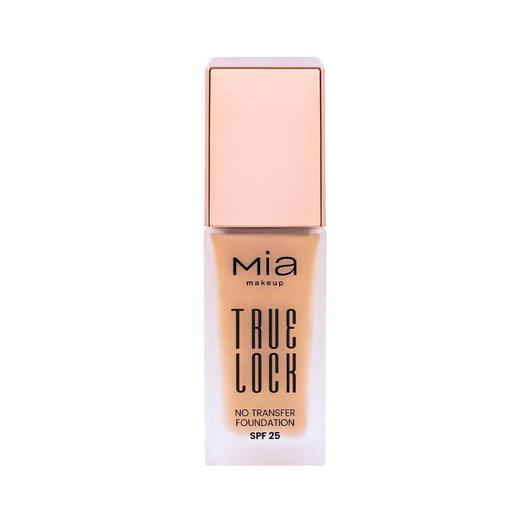 Fondotinta Mia Makeup True Lock. Flacone in vetro trasparente con tappo color oro rosa. Sul davanti è scritto "TRUE LOCK" e "NO TRANSFER FOUNDATION SPF 25". Il liquido all'interno è marrone chiaro.