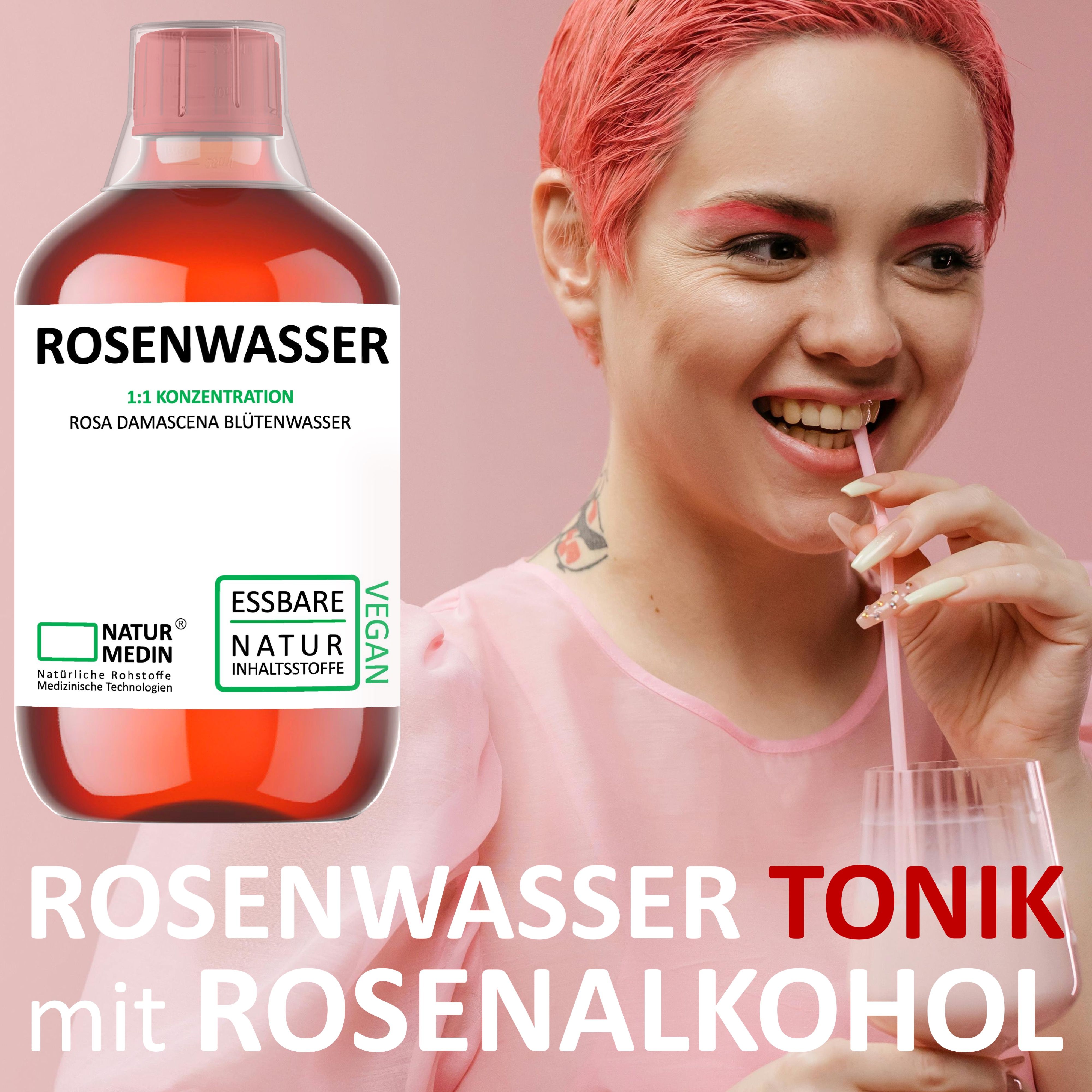 Frau trinkt aus einem Glas mit Strohhalm. Auf dem Tisch steht eine Flasche ROSENWASSER TONIK mit Rosenalkohol.