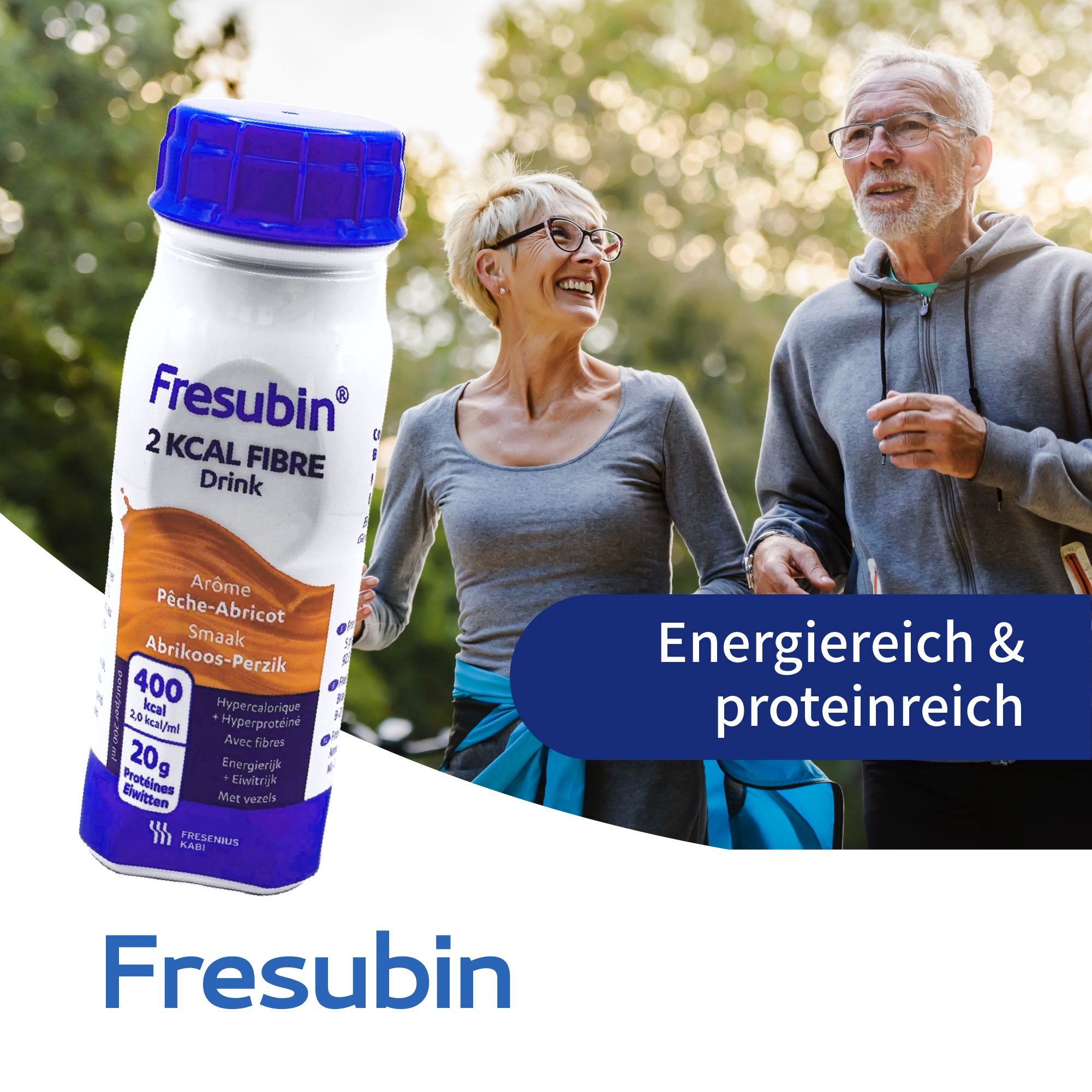 Flasche Fresubin 2 kcal Fibre Drink, Aprikose-Pfirsich. Weiße Flasche mit blauer Kappe. Produktinformationen und Text auf blauem Hintergrund.