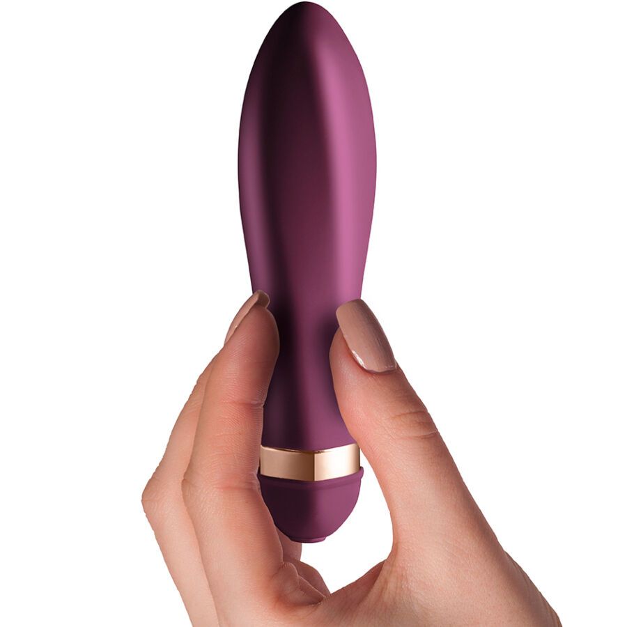 Bordeauxfarbener Vibrator in einer Hand gehalten. Goldfarbener Ring am unteren Ende. Oval geformt.