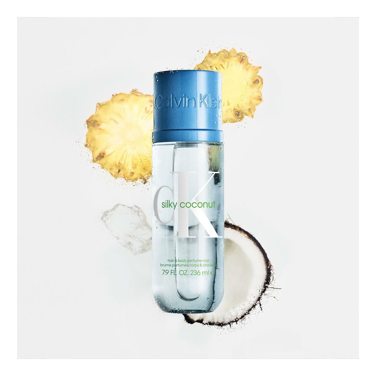 Hellblaue Flasche mit blauem Deckel. Aufschrift "Calvin Klein", "silky coconut" und "hair & body perfume mist". Kokosnuss und Ananas.
