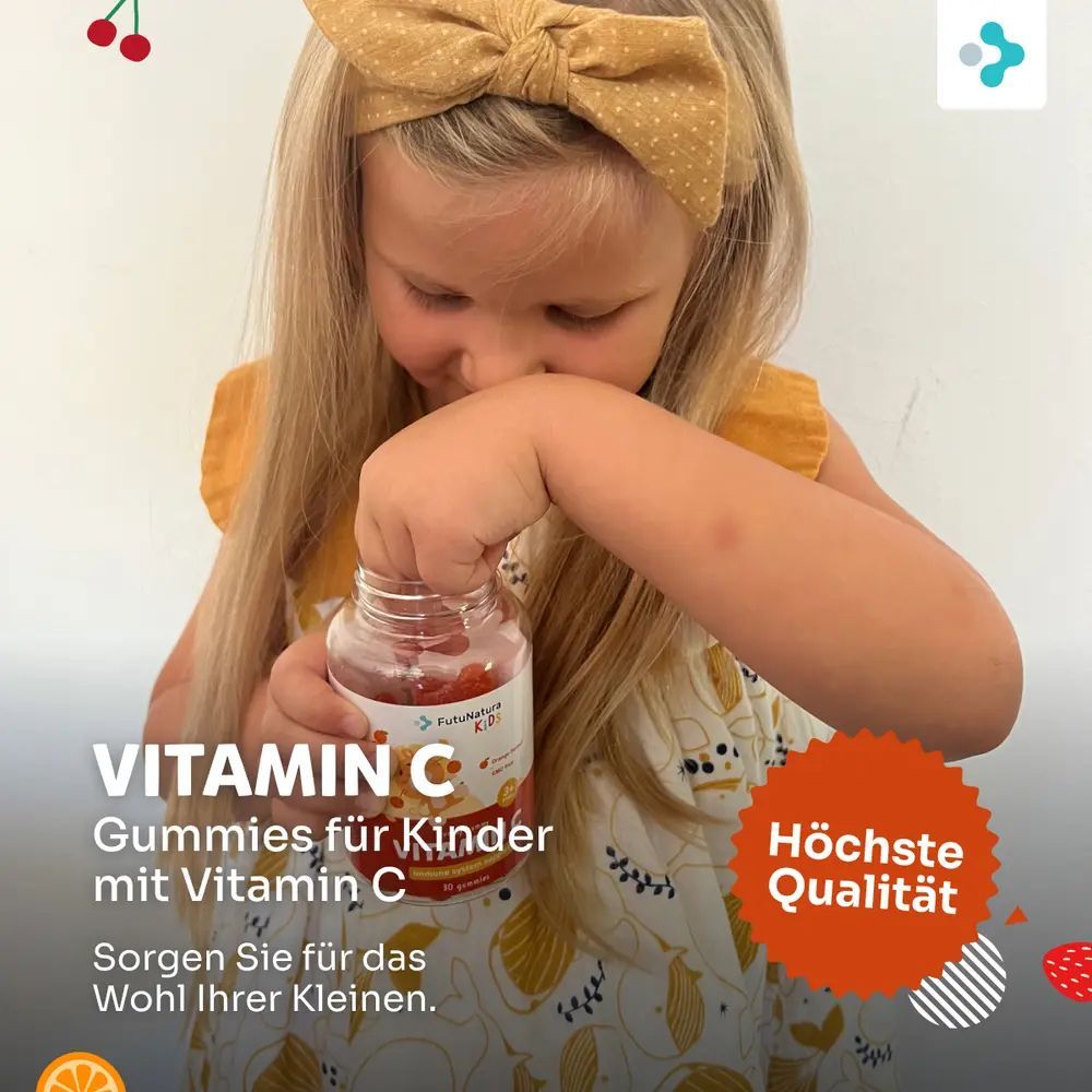 Kind öffnet eine Flasche Vitamin C Gummibärchen. Aufschrift: Vitamin C Gummies für Kinder. Höchste Qualität.