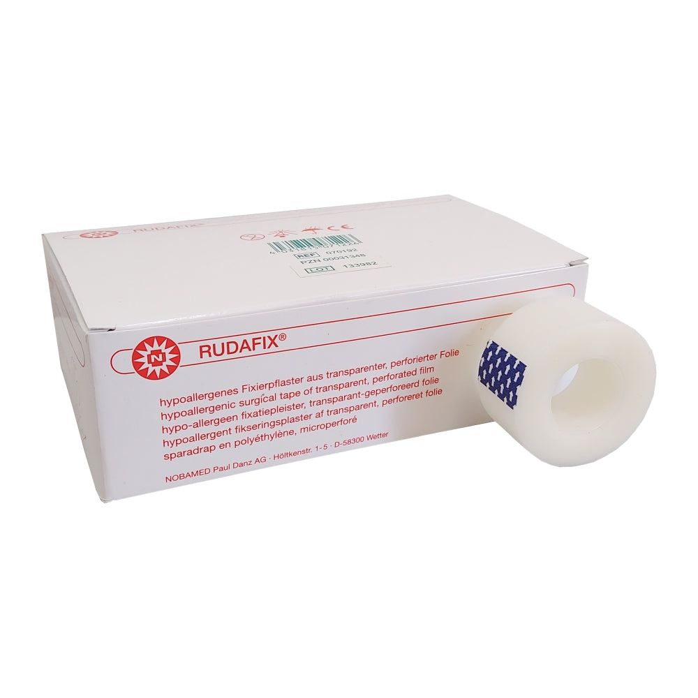 Weiße Verpackung mit Aufschrift RUDAFIX®. Daneben eine Rolle Fixierpflaster mit blauem Muster. Text in mehreren Sprachen.