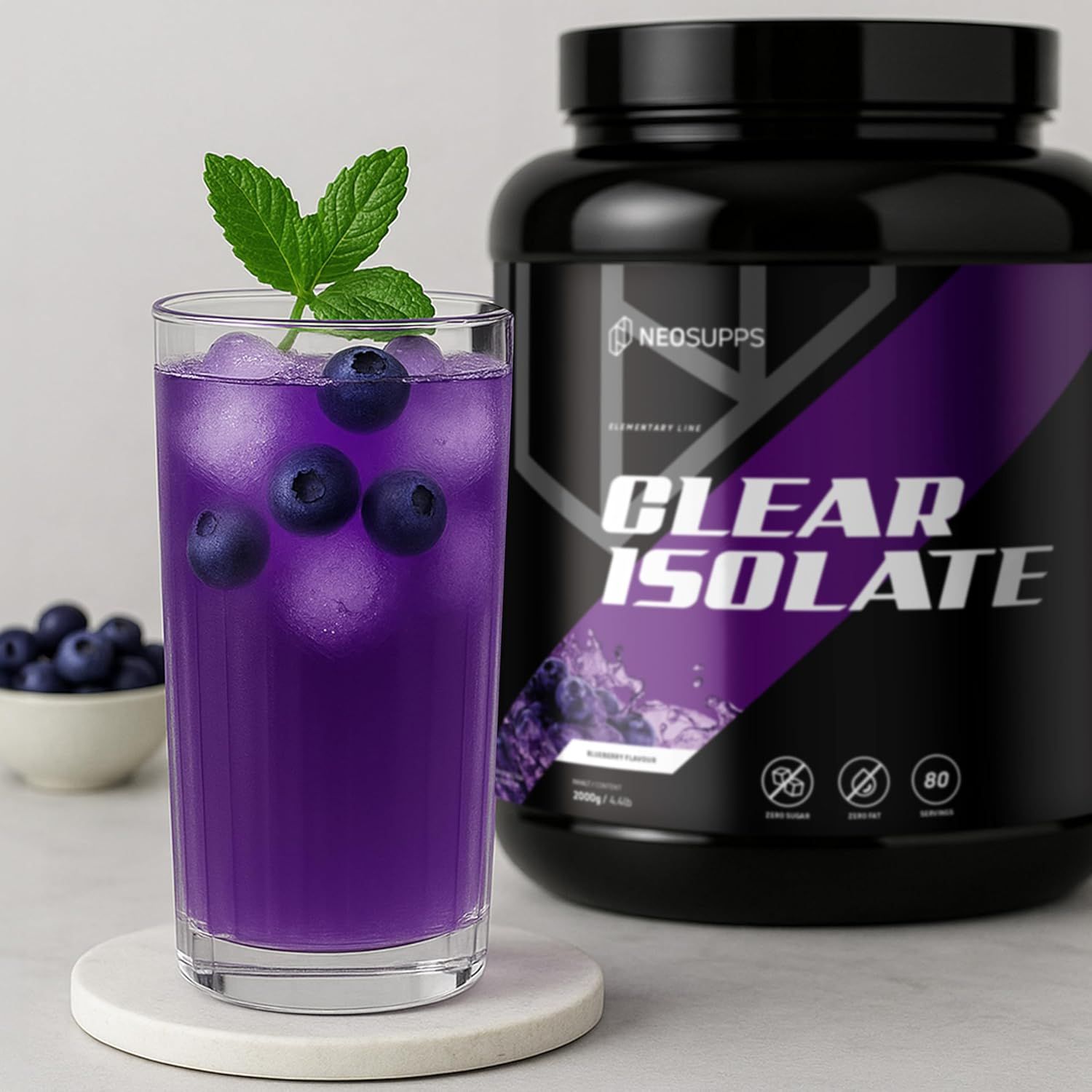 Neosupps Clear Isolate Protein Pulver neben einem Glas Blaubeer-Proteinshake mit Eis und Beeren.