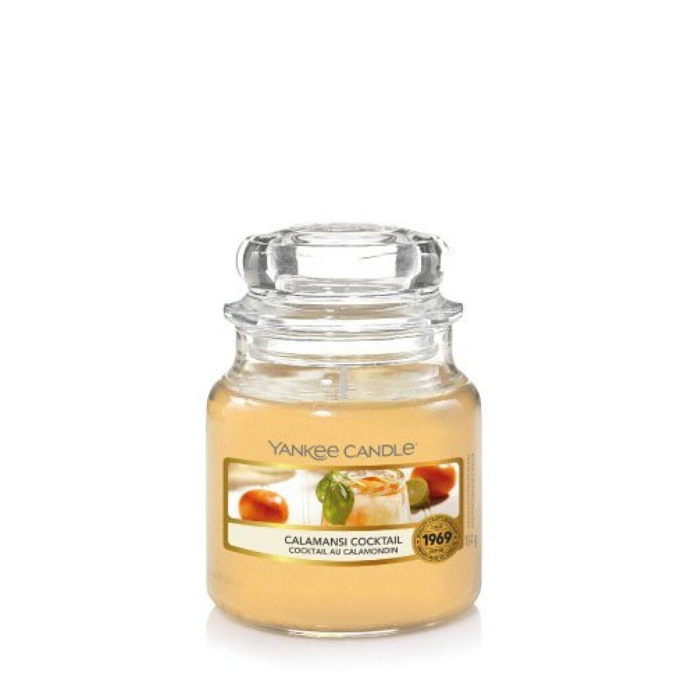 Duftkerze im Glas mit Deckel. Aufkleber mit Produktbild und Schriftzug. Marke Yankee Candle.