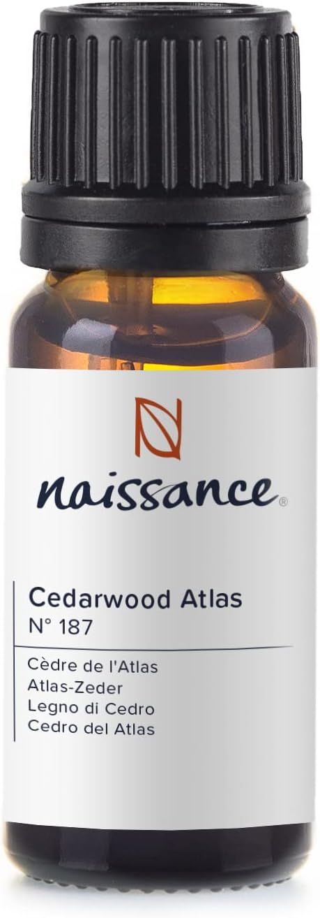 Braune Glasflasche mit schwarzem Deckel. Etikett mit Logo und Schriftzug „naissance“. Produktbezeichnung: Cedarwood Atlas.