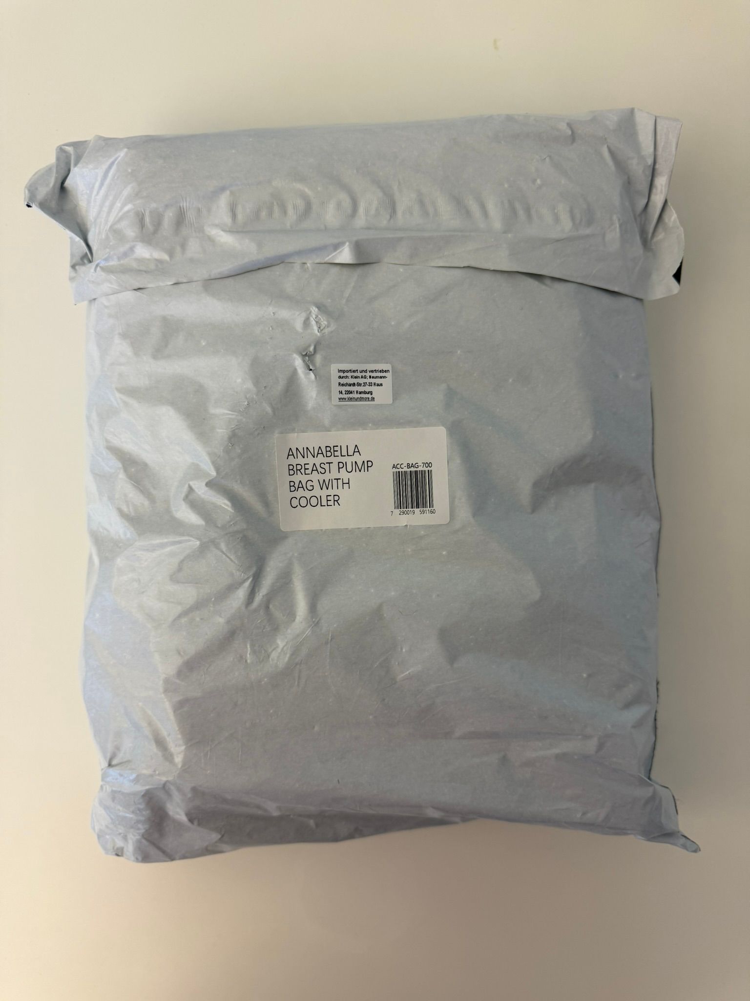 Verpackte Tasche mit Aufschrift: Annabella Breast Pump Bag with Cooler. Etikett mit Barcode.